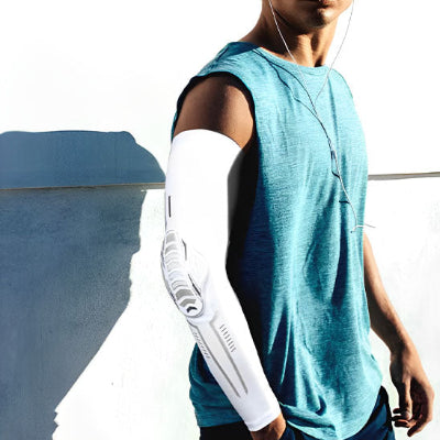 Un homme porte le manchon de compression bras - RegenArm pour montrer son efficacité
