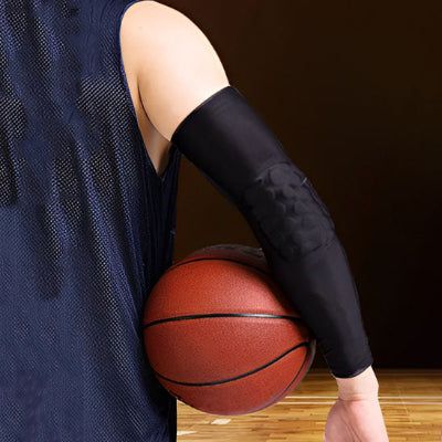 Un homme porte le manchon pour le bras - FlowArm lors d'une game de baskball
