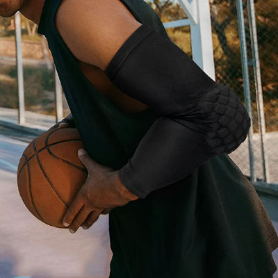 Un homme porte le manchon pour le bras - FlowArm sur un terrain de baskeball