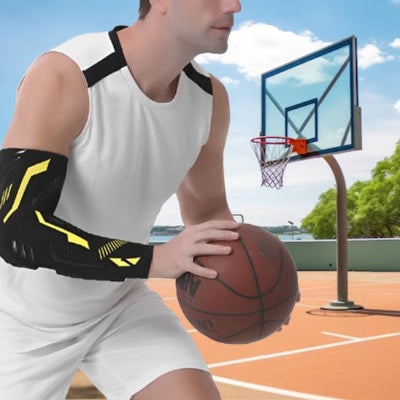 Un homme porte les manchons de compression - ArmBoost lors d'une partie de basketball 