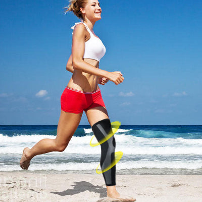 Une femme court sur le bord de la mer avec ses manchons de compression - PulseFit
