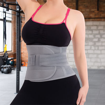 Une femme porte le ceinture dorsale - ComfortPlus durant une séance de sport