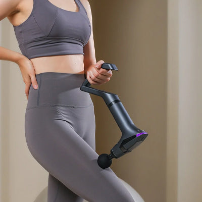 Une femme utilise le pistolet masseur - PulseÉlite pour détendre les muscles de sa cuisse