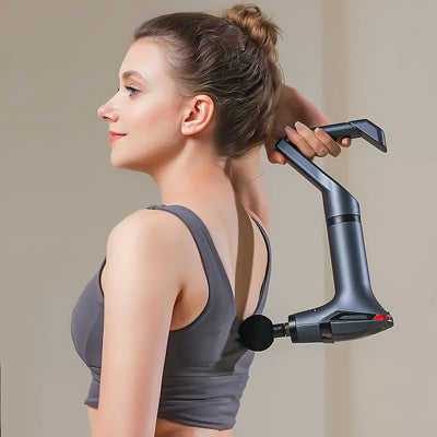 Une femme utilise le pistolet masseur - PulseÉlite pour soulager les tensions dans son dos