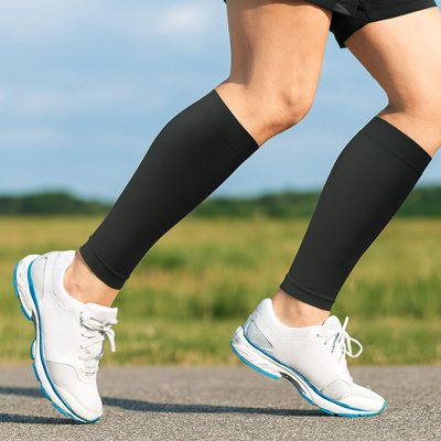 Une paire de manchon de compression mollet - CircuLife en train de courir 