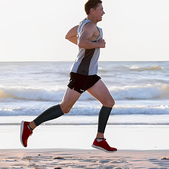 Le manchon de compression FitSleeves, est offert dans la couleur noire et est parfait pour faire de la course à pied. 